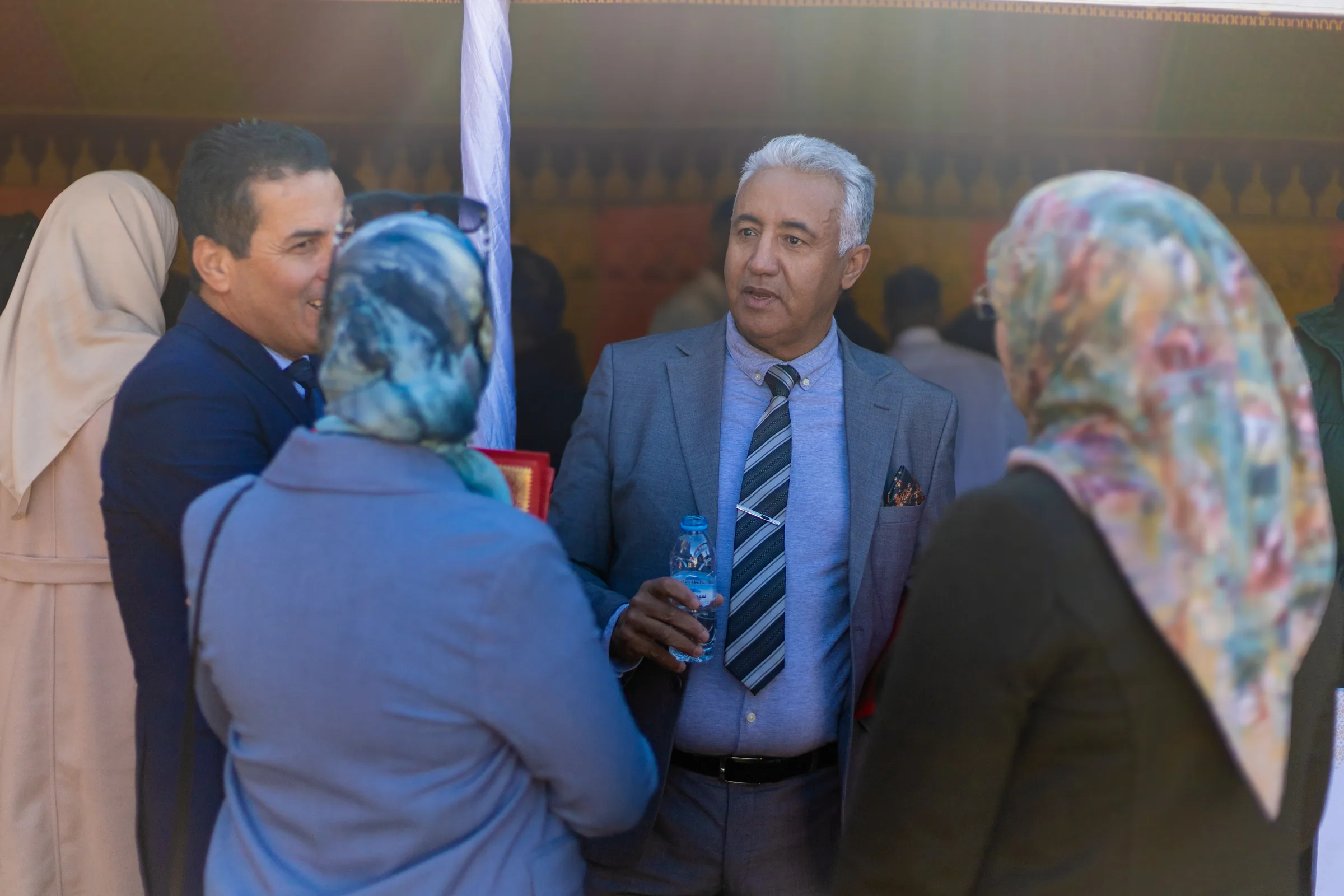 Échange spontané entre invités pendant une réception