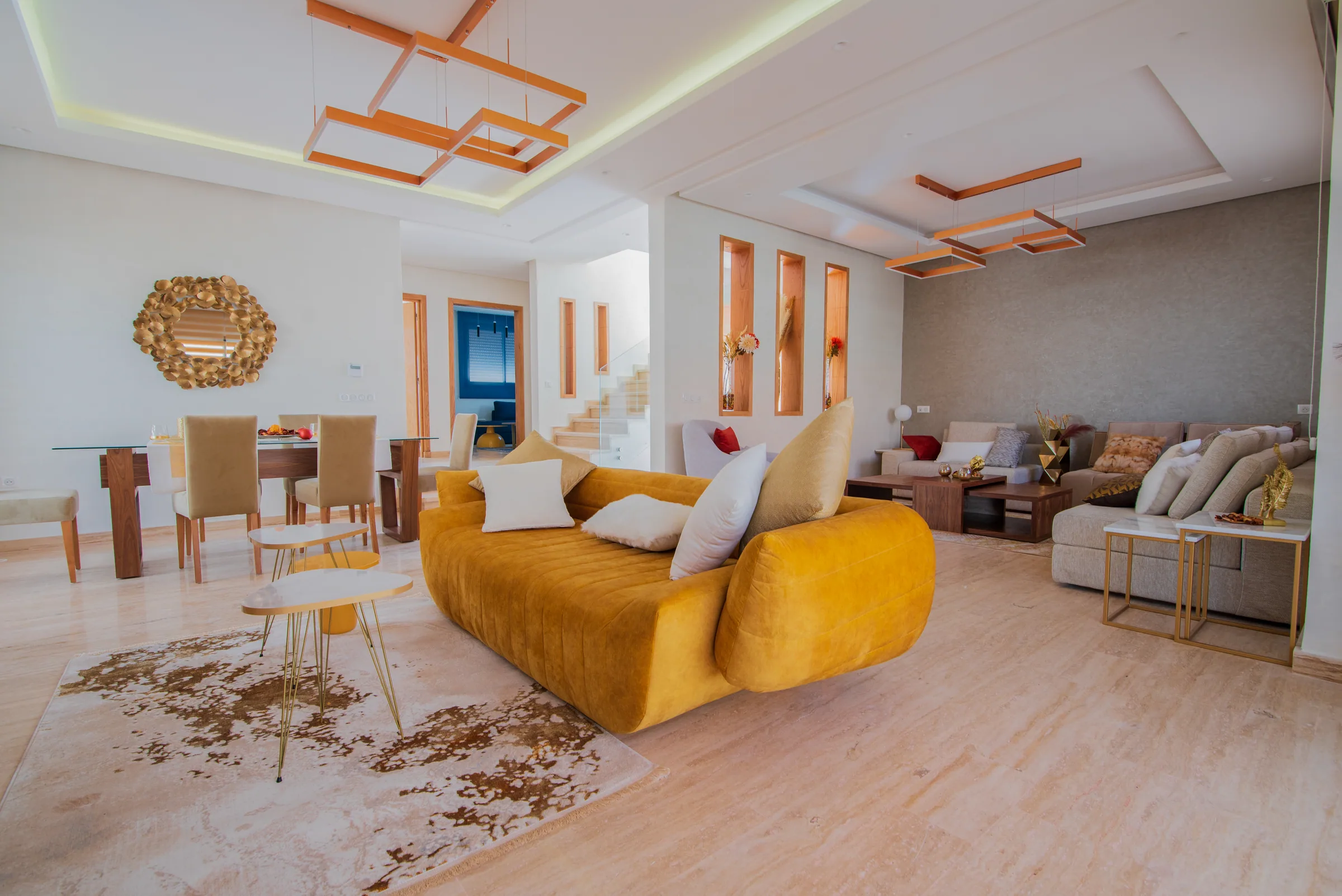 Grand salon contemporain avec vue sur la salle à manger